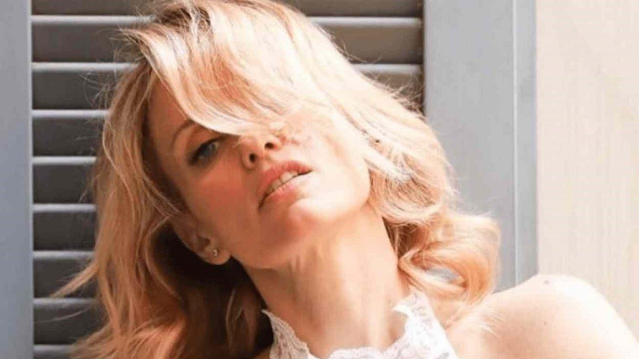 justine mattera insuperabile sulla sedia ma il vestito chi l ha visto