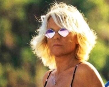 “Ha rifatto il seno, bellissima”. Maria De Filippi, le foto in costume scaldano l’estate italiana