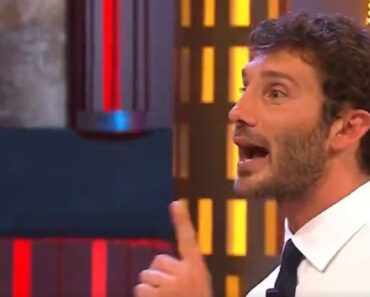 “Sei un pezzo di…”. Affari Tuoi, Stefano De Martino non ci sta e sciocca il pubblico: gelo in studio