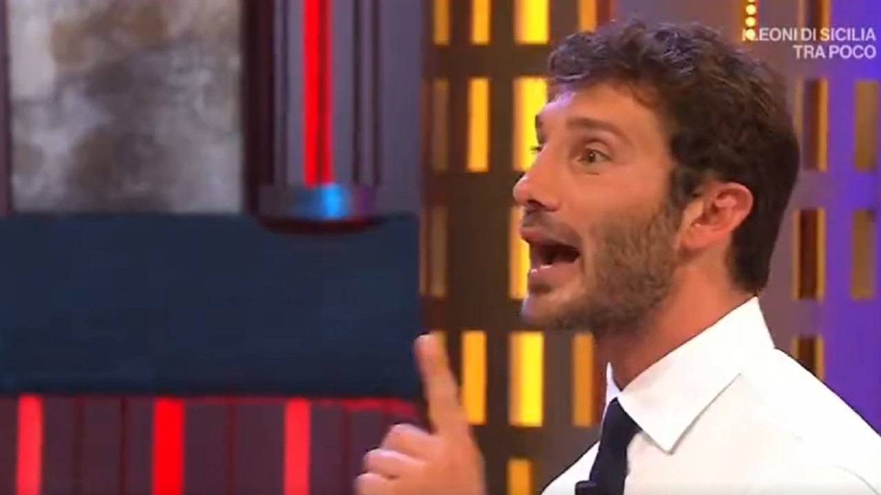 “Sei un pezzo di…”. Affari Tuoi, Stefano De Martino non ci sta e sciocca il pubblico: gelo in studio