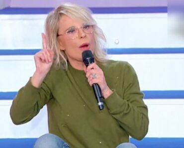 “Li ha sbattuti fuori”. Caos a Uomini e Donne, con Maria De Filippi non si scherza: “Cacciati”