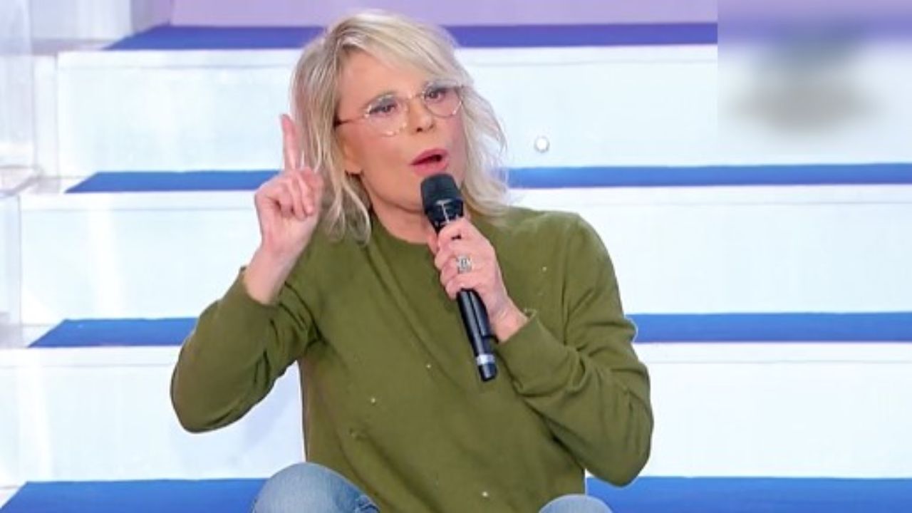 “Li ha sbattuti fuori”. Caos a Uomini e Donne, con Maria De Filippi non si scherza: “Cacciati”