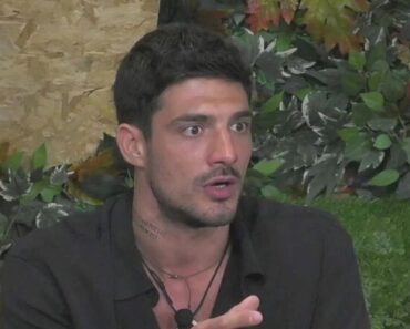 “Il mio ex…”. Grande Fratello, Lorenzo se lo lascia scappare parlando con lui