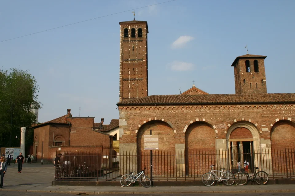 Mara Venier saluta Don Mazzi: il lutto diventa collettivo La basilica di Sant Ambrogio a Milano