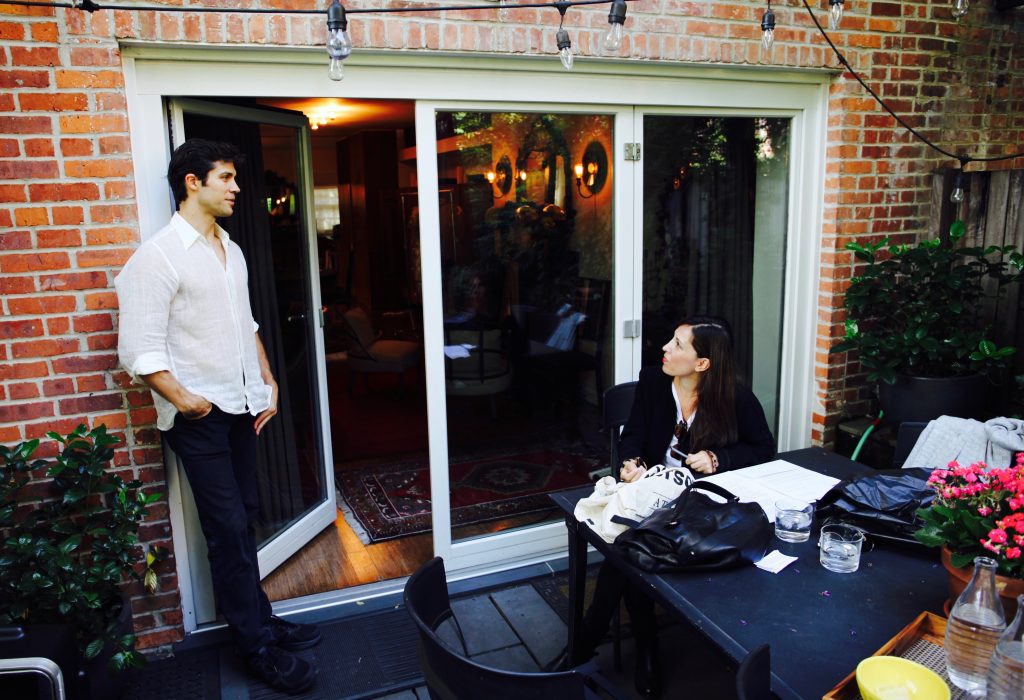Roberto Bolle durante un intervista backstage