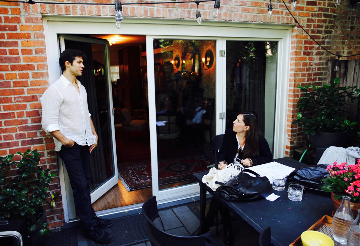 Roberto Bolle durante un intervista backstage