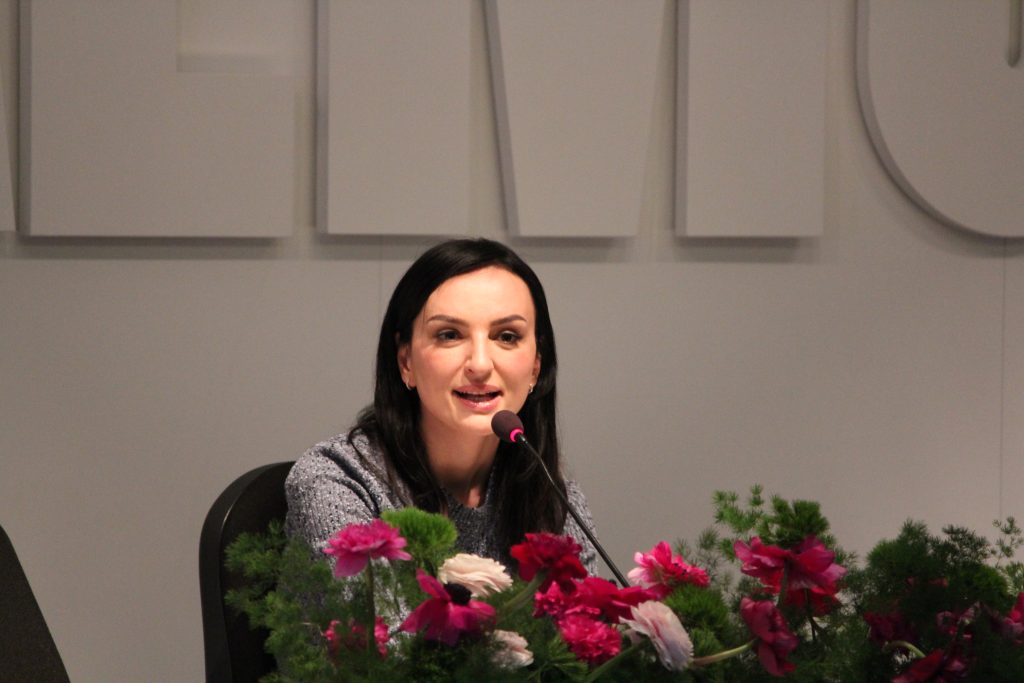 Arisa durante la conferenza stampa del Festival di Sanremo 2026