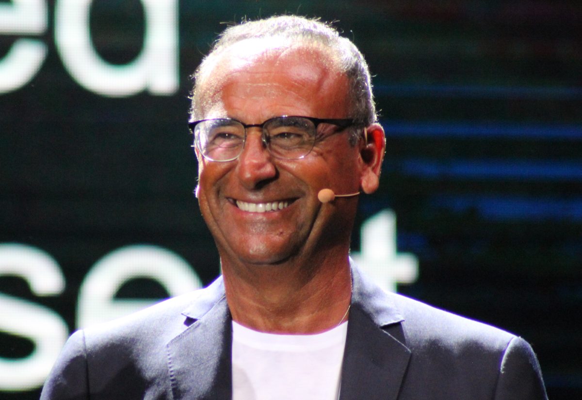 Carlo Conti durante un evento all'Arena della Versilia