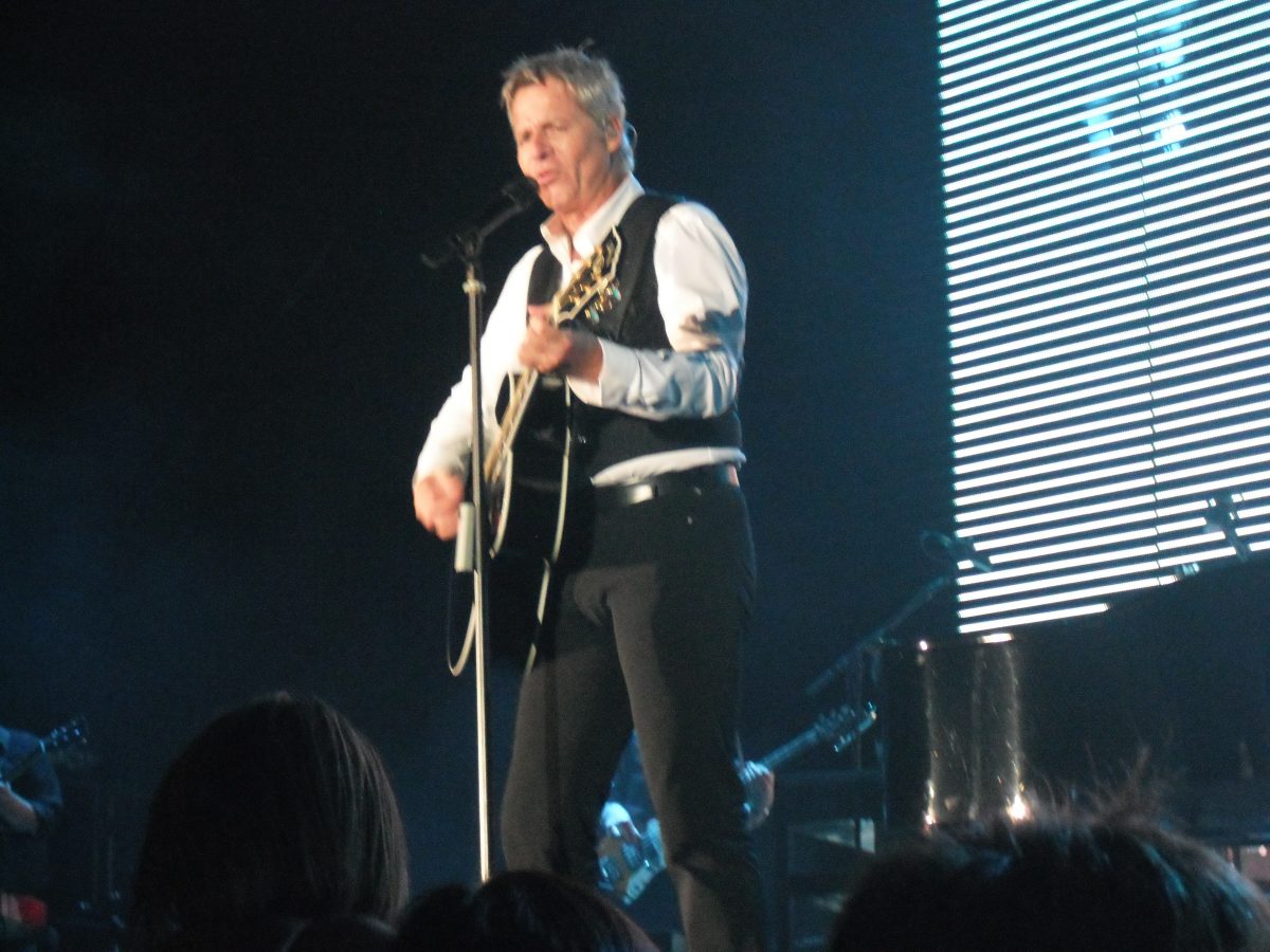 Claudio Baglioni in concerto ad Assago nel 2008.