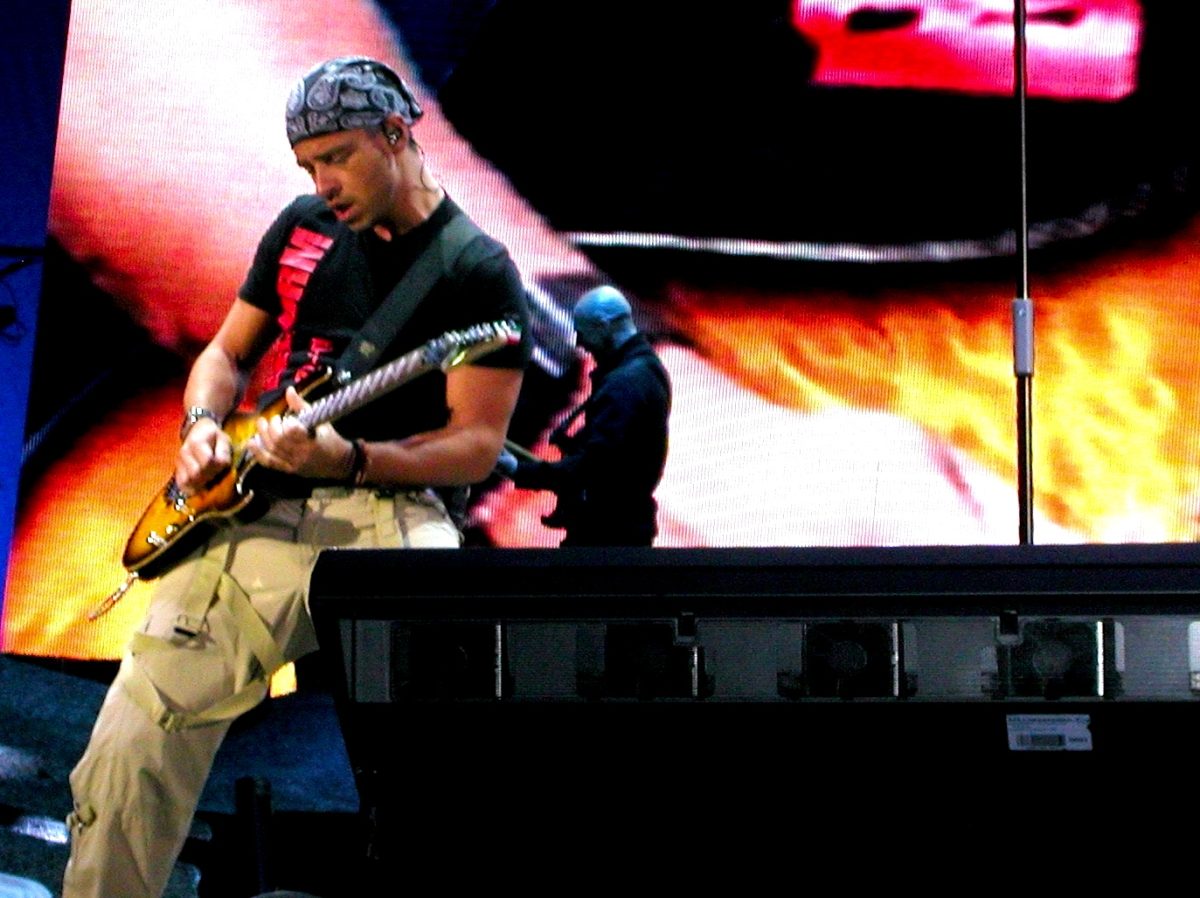 Eros Ramazzotti con la chitarra sul palco