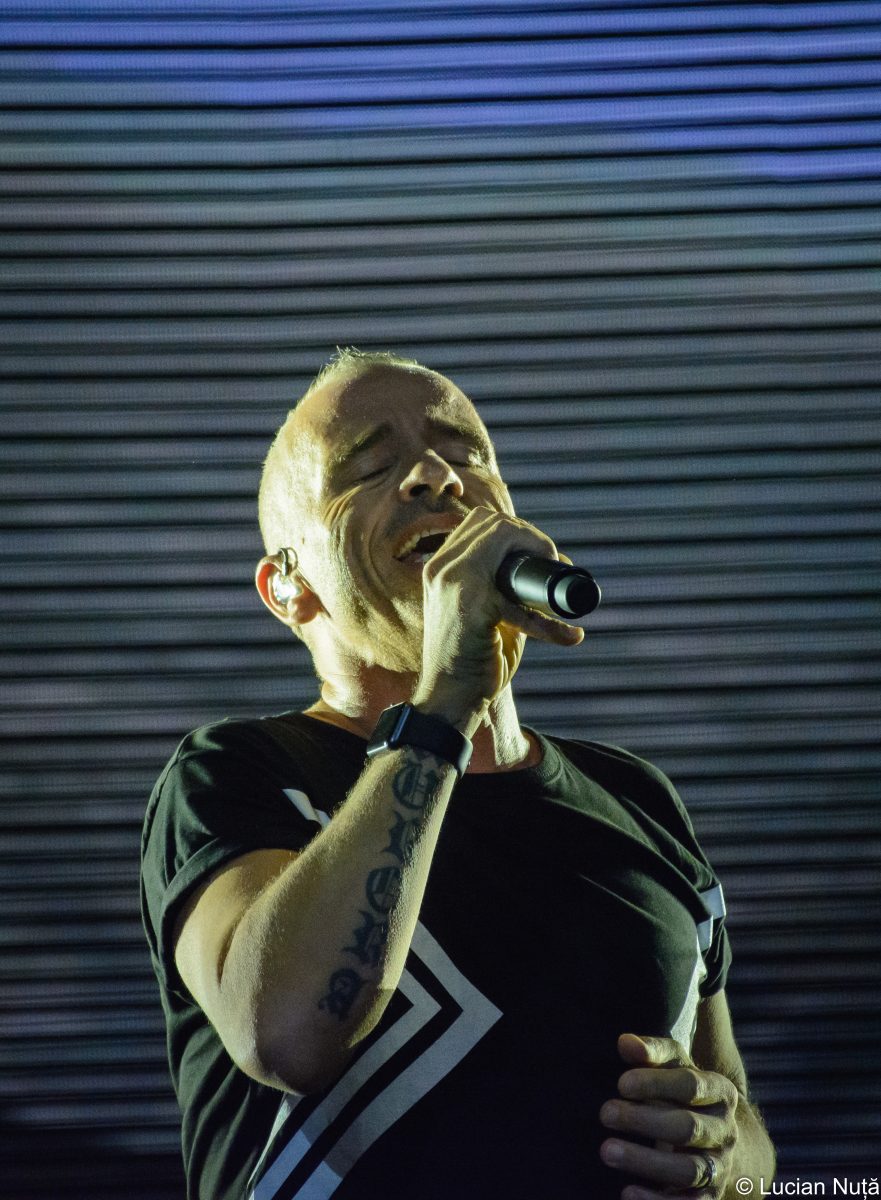 Eros Ramazzotti durante un concerto