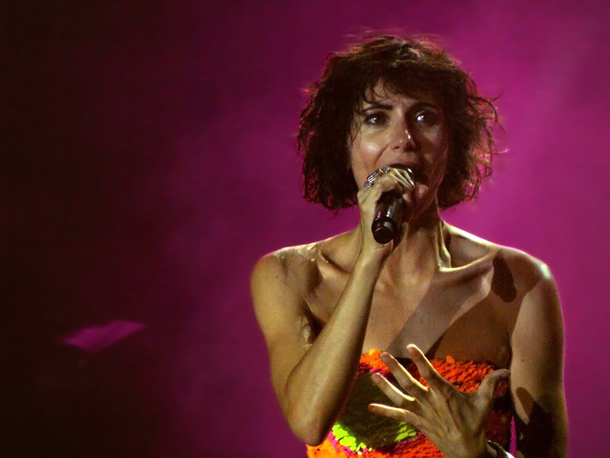 Giorgia sul palco durante un concerto a Milano