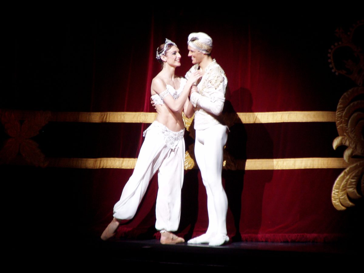 Roberto Bolle in scena con Zenaida Yanowsky in La Bayadere