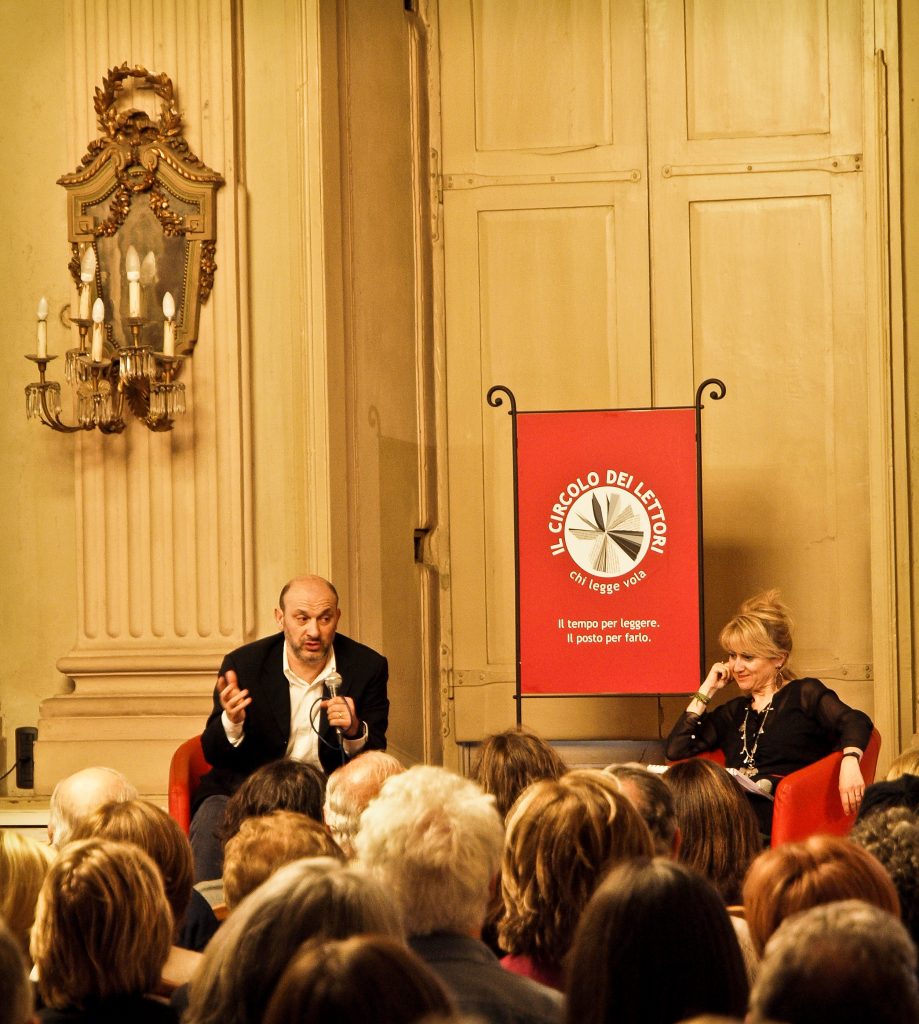 Luciana Littizzetto durante un incontro pubblico con Marco Presta