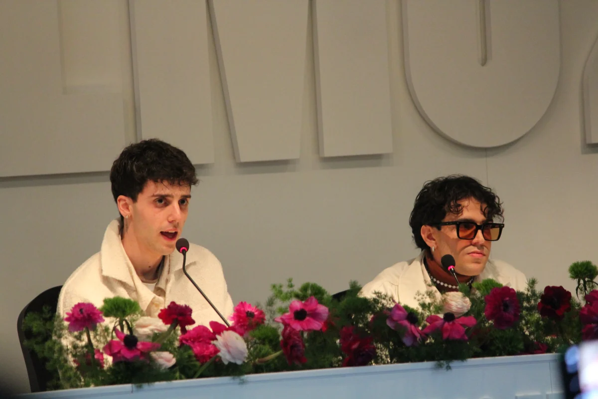 AKA 7even e LDA alla conferenza stampa del Festival di Sanremo 2026