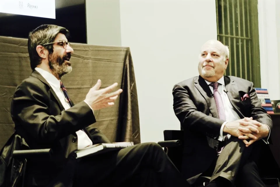 Alan Friedman e Gianni Riotta durante un incontro pubblico a New York. Foto: InfoBrunhildmedia, Wikimedia Commons, CC BY SA 4.0.