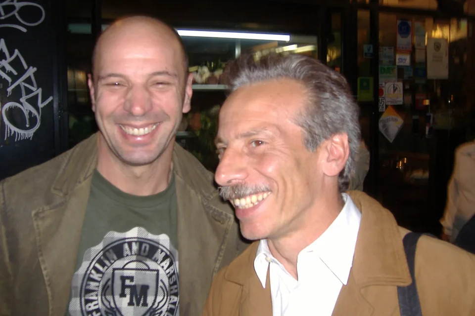 Aldo Baglio e Giovanni Storti. Foto: Rei Momo, Wikimedia Commons, pubblico dominio.