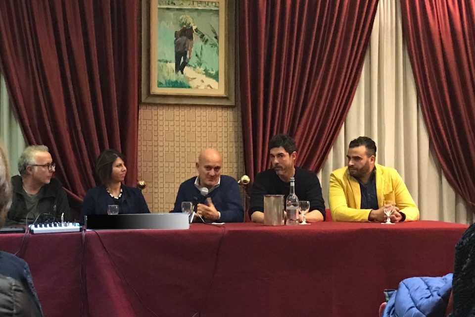 Alessandro Gassmann con Claudio Bisio e Luca Miniero durante una conferenza stampa nel 2016. Foto: Mounir echchaoui, Wikimedia Commons, licenza CC BY SA 4.0.