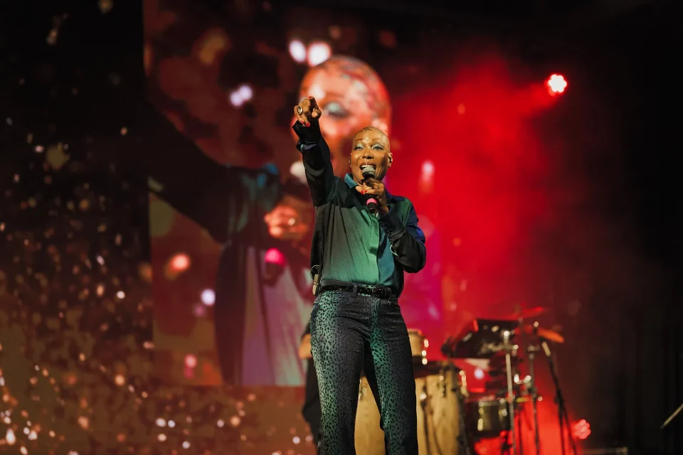 Amii Stewart durante un concerto. Foto: Kevin Guananga, Wikimedia Commons, CC BY SA 4.0.