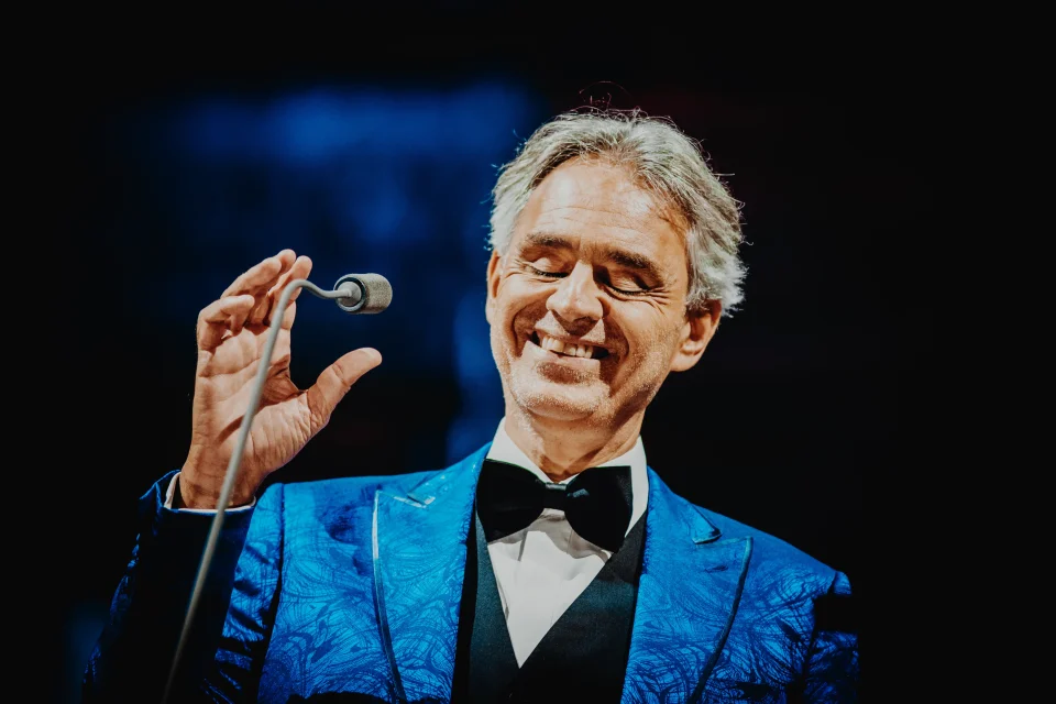 Andrea Bocelli in concerto a Poznan nel 2019. Foto: Jakub Janecki, Wikimedia Commons, CC BY SA 4.0.