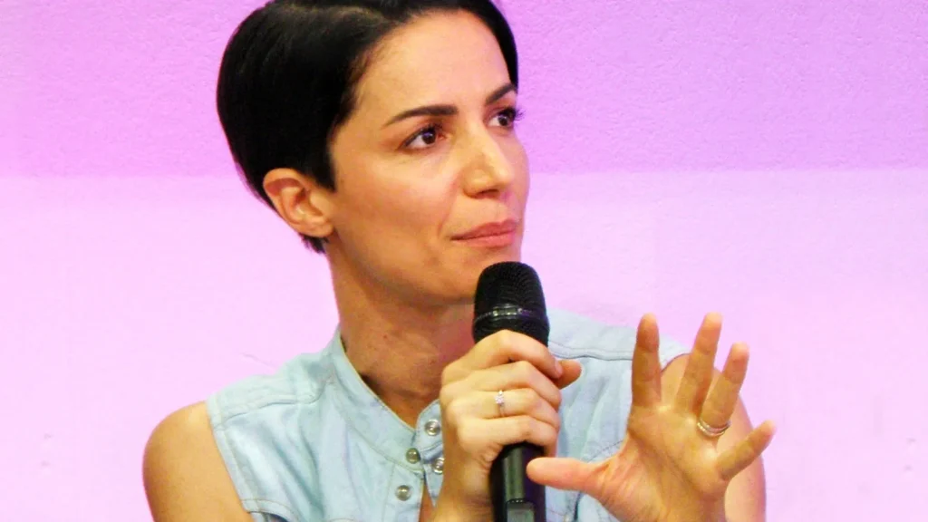 Andrea Delogu durante un intervento pubblico con microfono