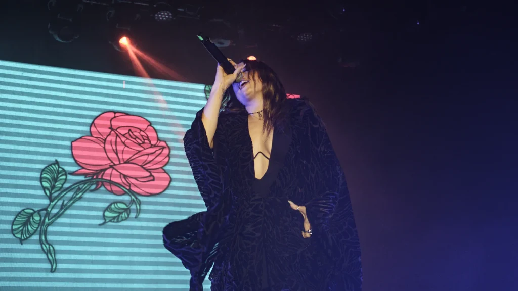 Angelina Mango canta dal vivo su un palco