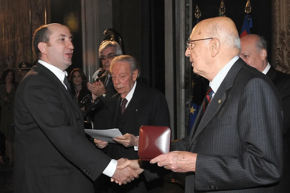 Antonio Albanese con Giorgio Napolitano. Foto: archivio del Quirinale, autore non indicato, Wikimedia Commons, licenza d’uso indicata nella scheda.