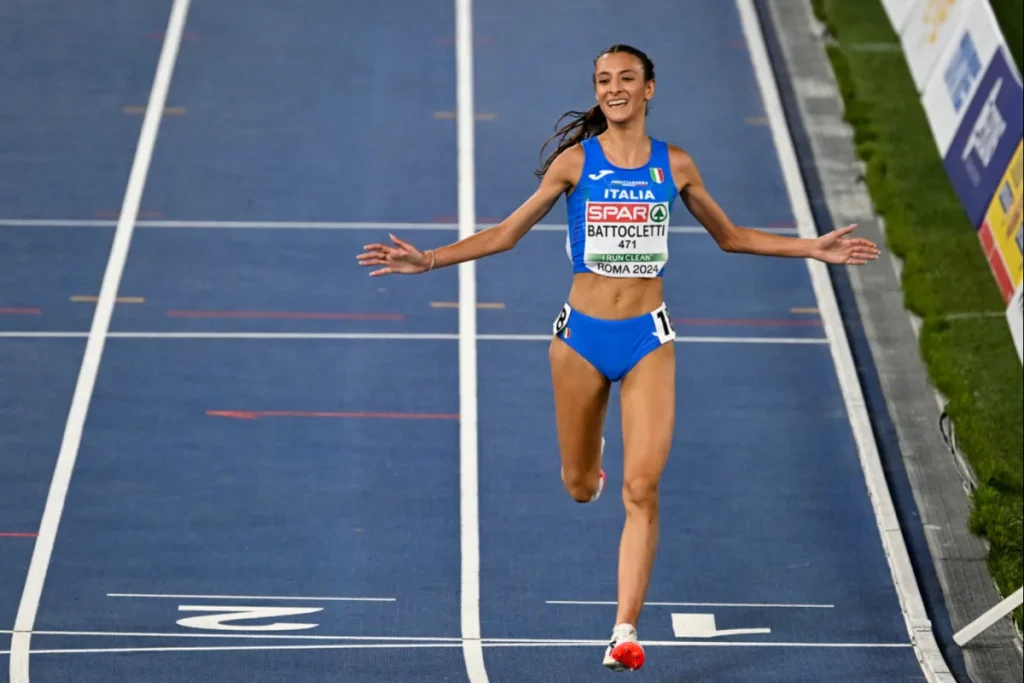 Nadia Battocletti esulta in pista agli Europei di atletica di Roma 2024