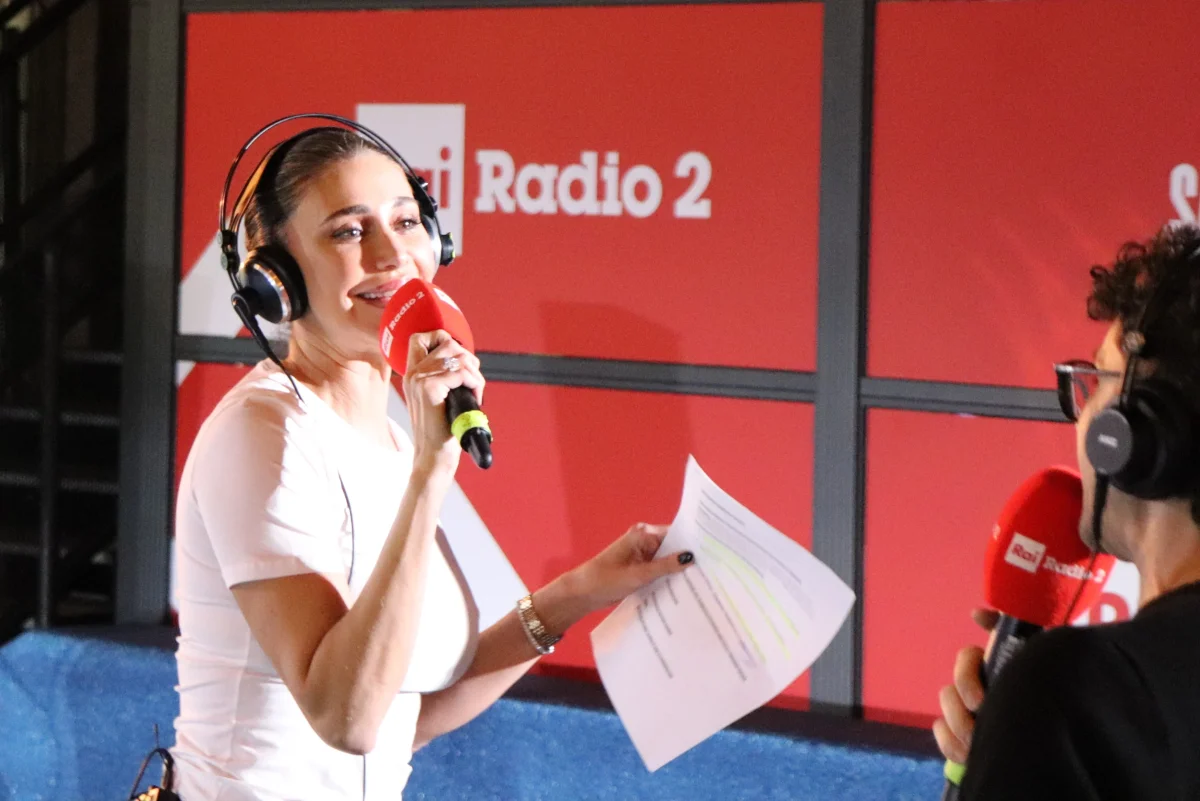 Belén Rodriguez a Sanremo 2026 fuori dal Teatro Ariston