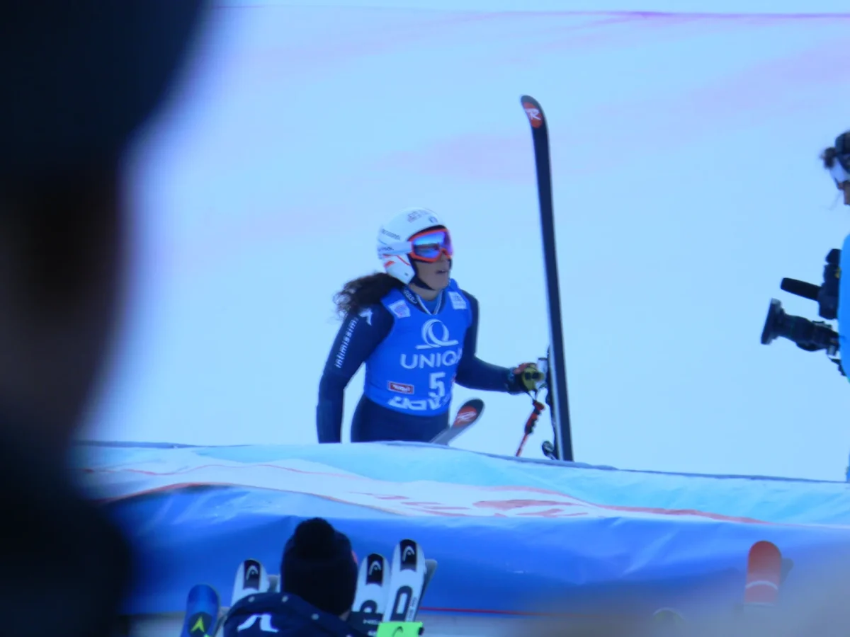 Federica Brignone con casco e sci a Lienz dopo una prova di gigante