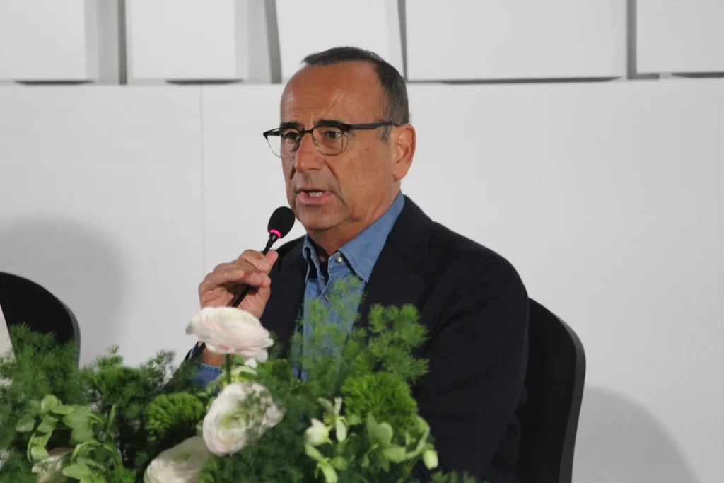 Carlo Conti parla al microfono durante Sanremo 2026