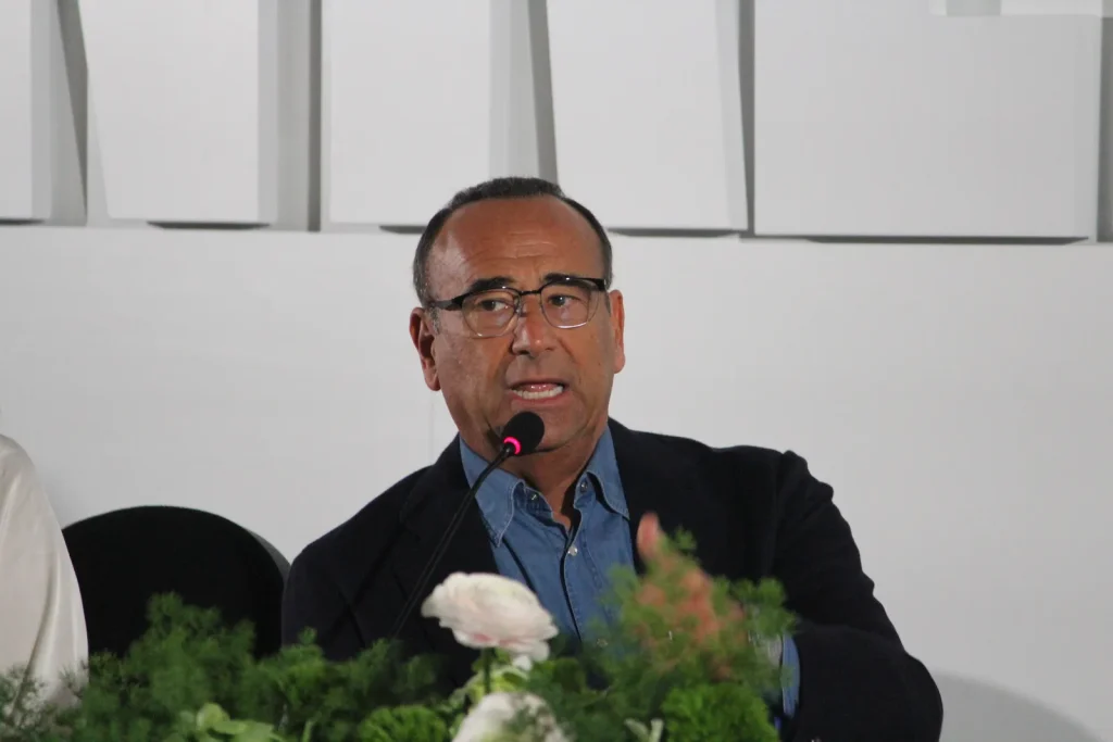 Carlo Conti durante un incontro pubblico al Festival di Sanremo 2026