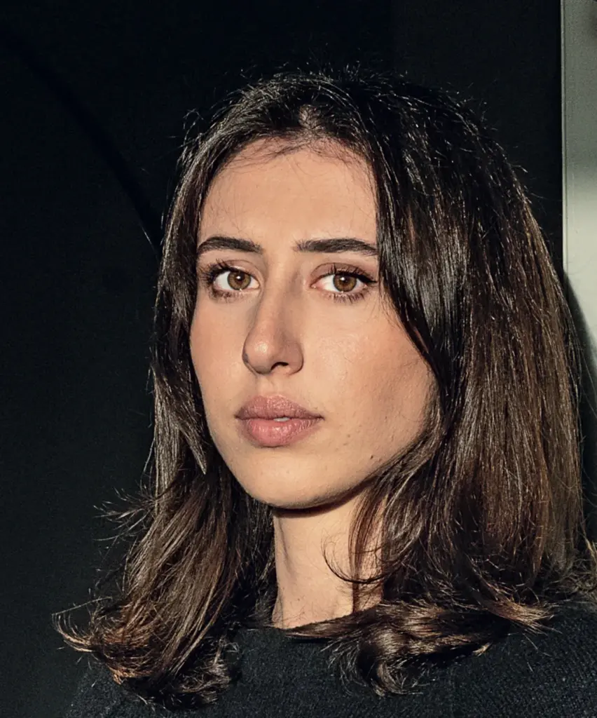 Ritratto di Cecilia Sala durante un intervento pubblico nel 2025
