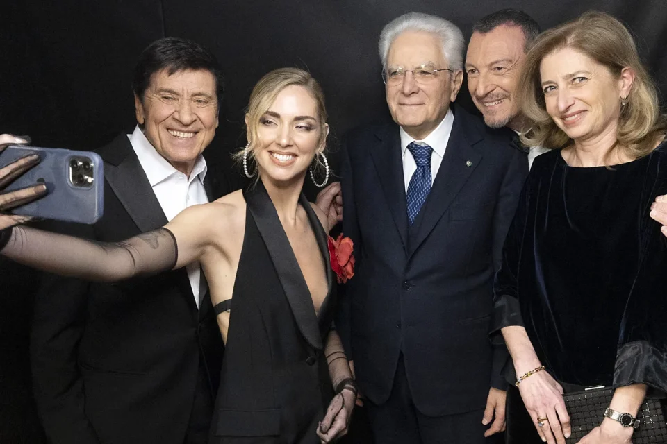 Chiara Ferragni a Sanremo 2023 con smartphone