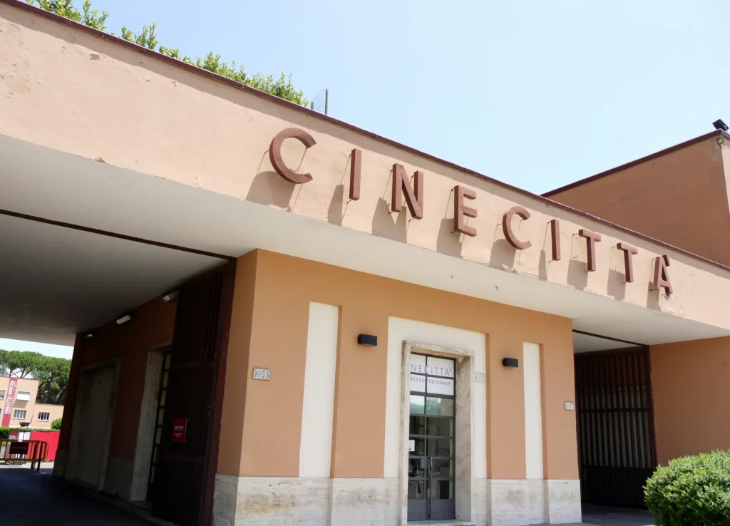 L’ingresso degli studi Cinecittà a Roma, simbolo del legame fra cinema e nuovi format digitali