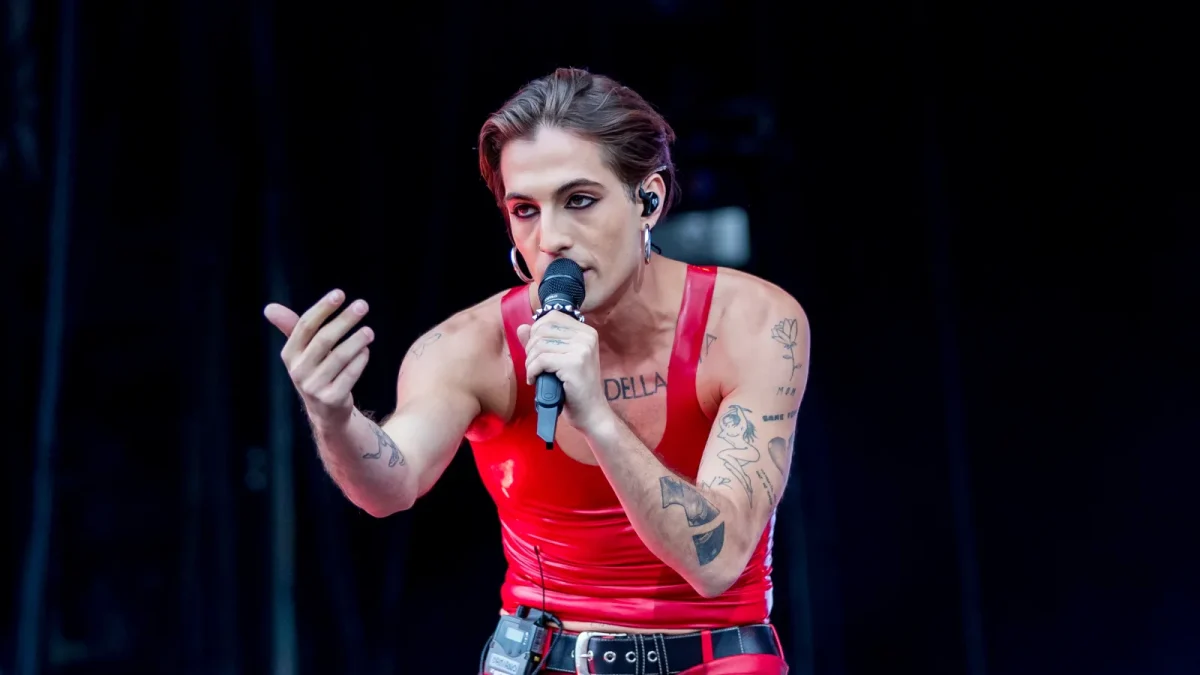 Damiano David canta dal vivo durante un concerto dei Måneskin