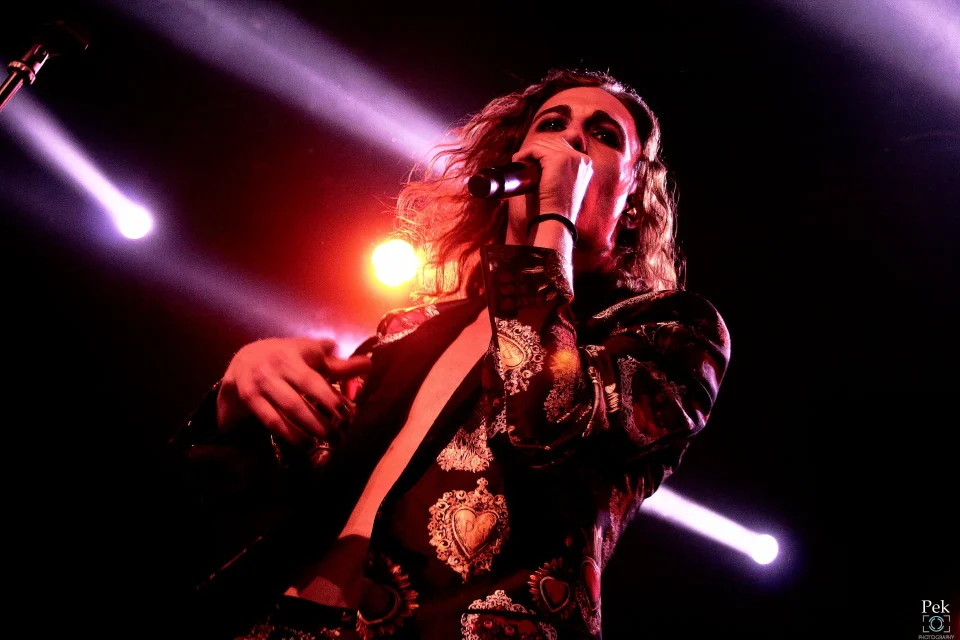 Damiano David sul palco con i Maneskin a Roma nel 2018. Foto: Bruno, Wikimedia Commons, CC BY SA 2.0.
