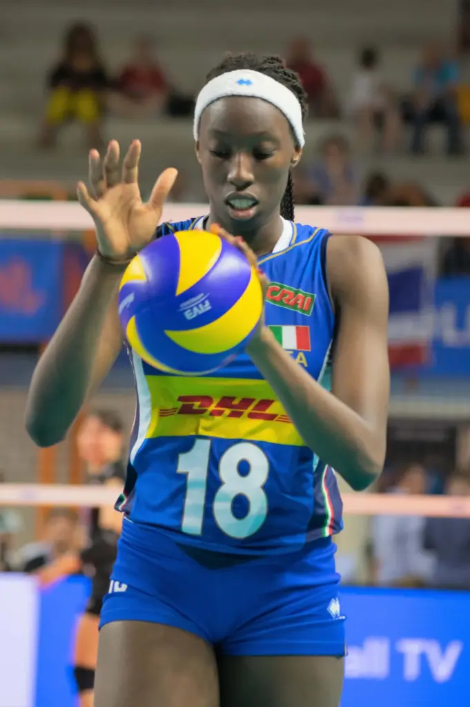 Paola Egonu in maglia Italia durante un servizio