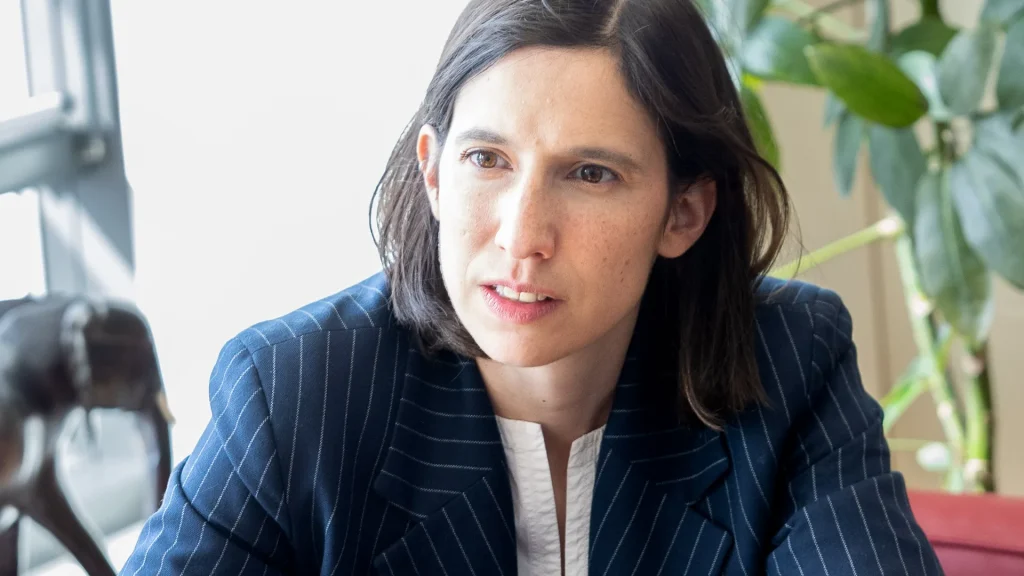 Elly Schlein durante un incontro istituzionale a Bruxelles