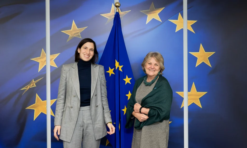 Elly Schlein in una foto istituzionale europea nel 2023