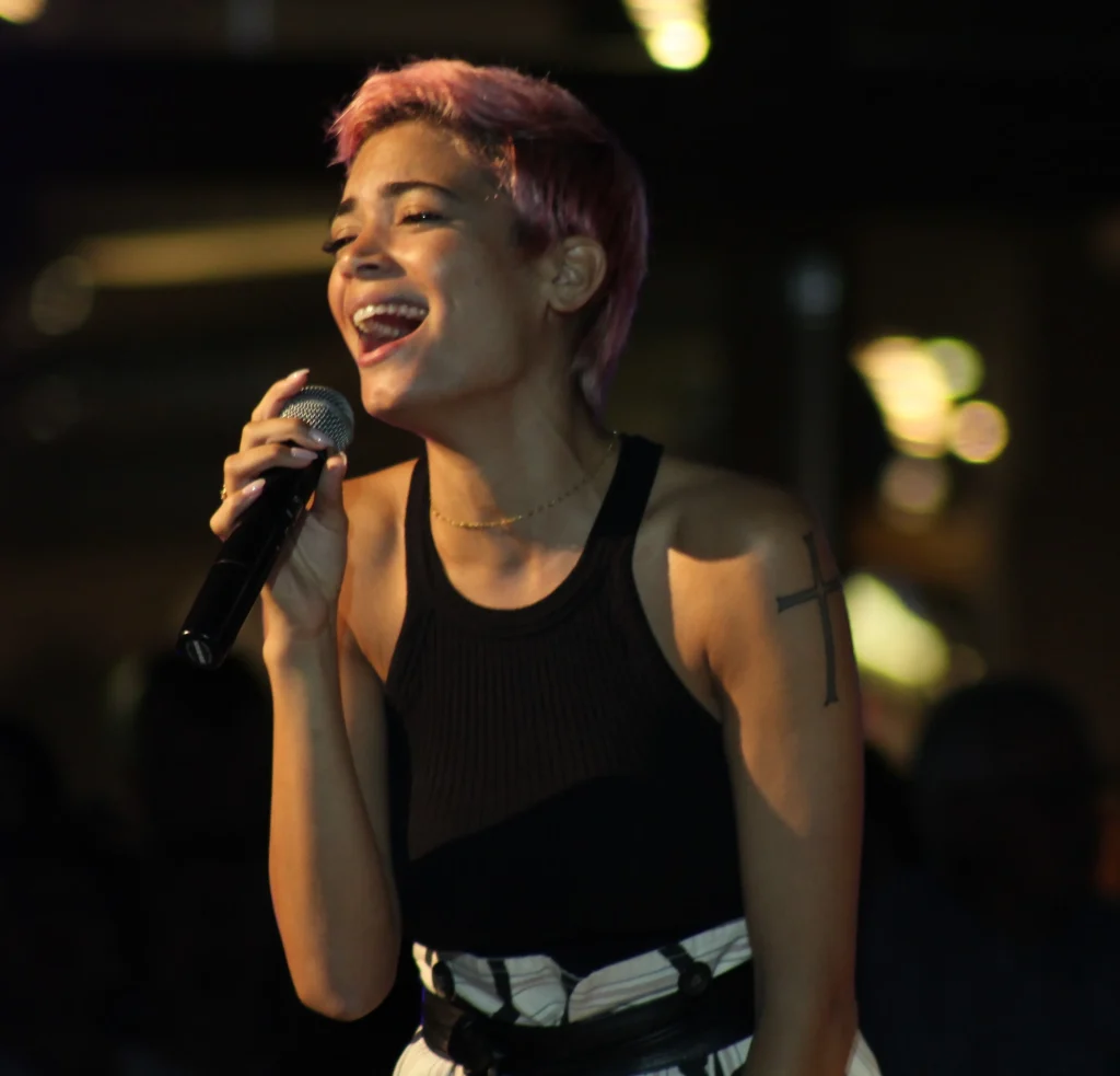 Elodie durante un’esibizione dal vivo
