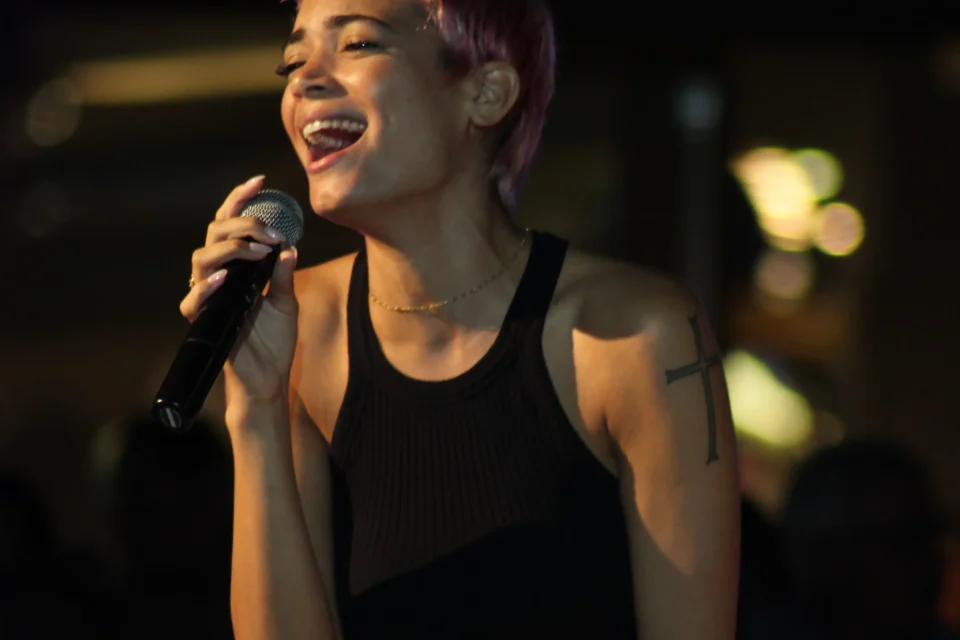 Elodie durante un’esibizione dal vivo nel 2017. Foto: Christian Turba, Wikimedia Commons, CC BY SA 4.0.