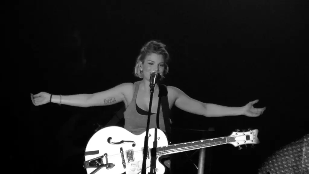 Emma Marrone sul palco con la chitarra durante un concerto a Firenze