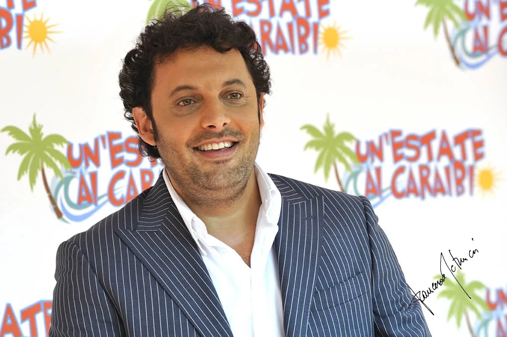 Enrico Brignano al photocall di Un'estate ai Caraibi nel 2009
