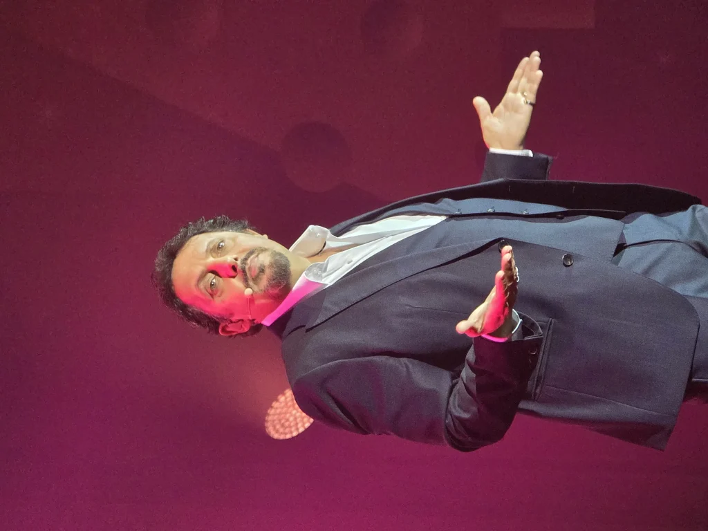 Enrico Brignano durante una performance teatrale