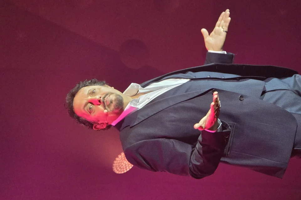 Enrico Brignano durante una performance teatrale a Piacenza nel dicembre 2025. Foto: Alerove, Wikimedia Commons, CC BY SA 4.0.