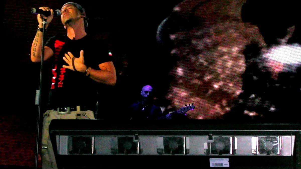 Eros Ramazzotti canta sul palco durante un concerto