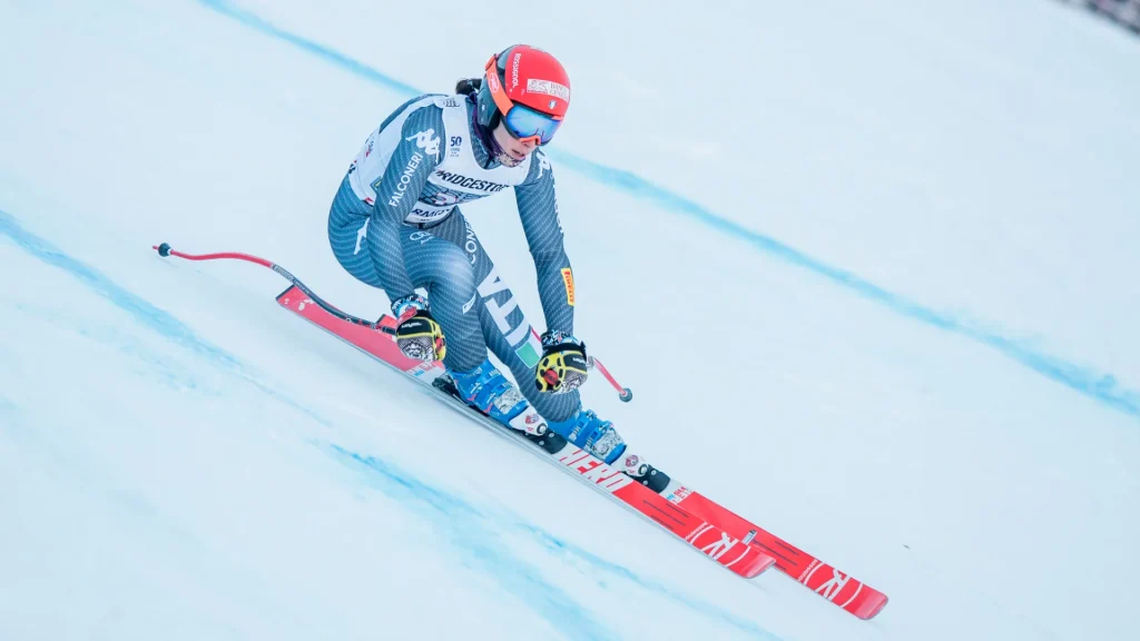 Federica Brignone in gara sulla neve durante una discesa
