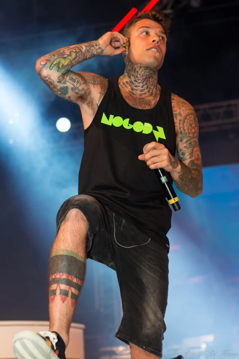 Fedez con microfono durante una esibizione live