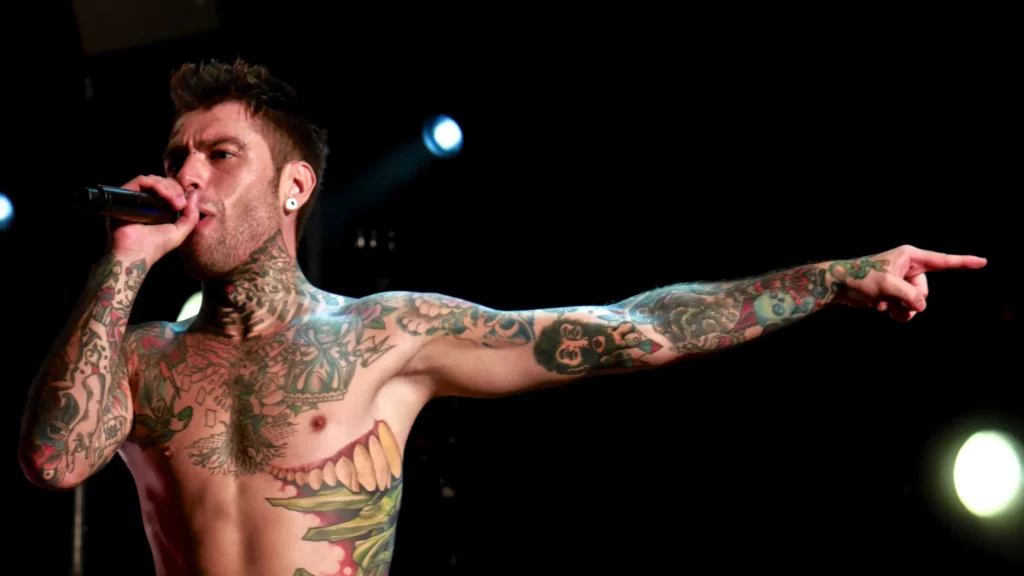 Fedez canta sul palco durante un concerto